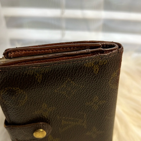 Authentic Louis Vuitton Vintage Monogram Kiss Wallet - Picture 2 of 9
